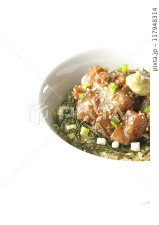 黒鯛の味噌漬け丼を白背景で撮影 117948314