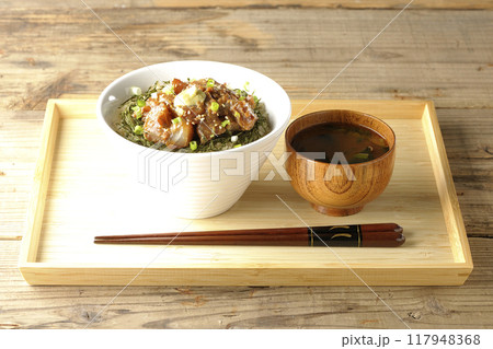 黒鯛の味噌漬け丼とお味噌汁 117948368