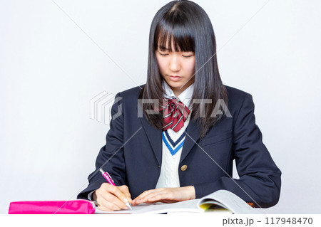 勉強をする女子校生 勉強をする女子校生 117948470