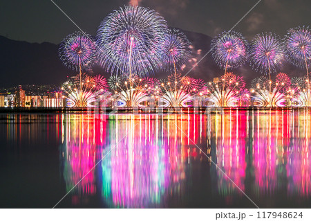 琵琶湖花火大会と湖面のリフレクションのアップ 117948624
