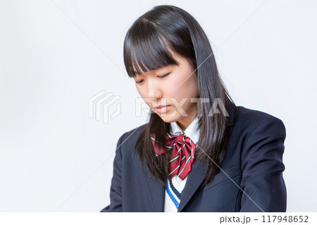 机に向かう女子校生　アップ 117948652
