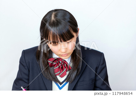 机に向かう女子校生　アップ 117948654