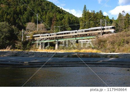 宇連川沿いを走る飯田線の列車 117948664