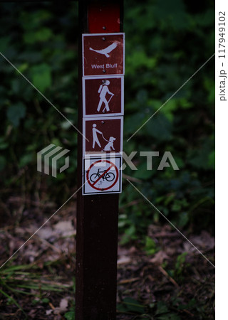 Park trail sign dog's on leash hiking no bikes 117949102