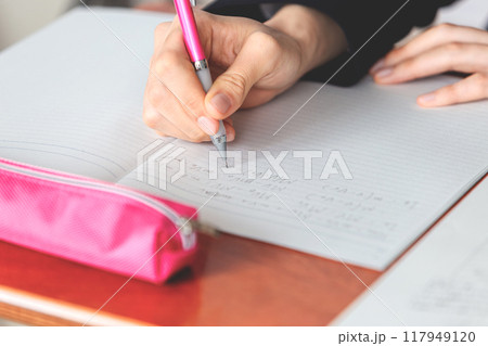 勉強する女子高生 手元 勉強する女子高生 手元 117949120