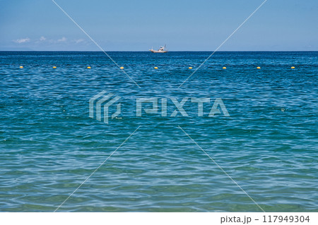 青い海と空　屋久島一湊海水浴場 117949304