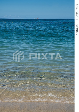 青い海と空　屋久島一湊海水浴場 117949305
