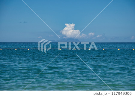 硫黄島を望む青い海と空 屋久島一湊海水浴場 硫黄島を望む青い海と空 屋久島一湊海水浴場 117949306