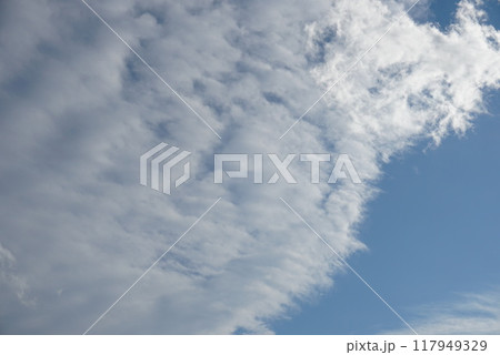 空に浮かぶ白い雲 空に浮かぶ白い雲 117949329