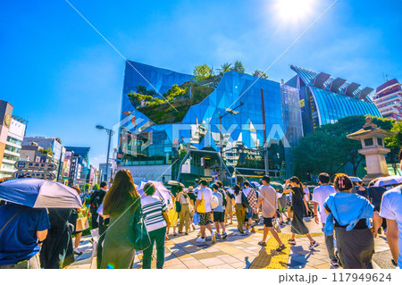 日本の東京都市景観　インバウンド復活…賑わう神宮前の交差点や東急プラザ原宿「ハラカド」などを望む 117949624