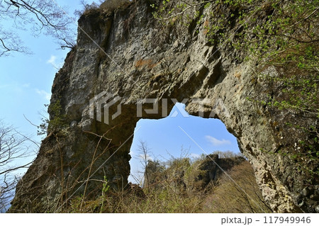 妙義山第四石門の岩峰に門穴からの見晴台の岩峰 117949946