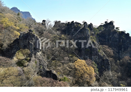妙義山石門巡りコースの見晴台から第四石門と大砲岩の岩峰 妙義山石門巡りコースの見晴台から第四石門と大砲岩の岩峰 117949961