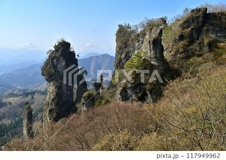 妙義山第四石門前広場からの第二石門や見晴台などの岩峰 117949962