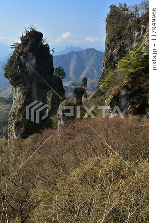 妙義山第四石門前広場からの第二石門や見晴台などの岩峰 117949966