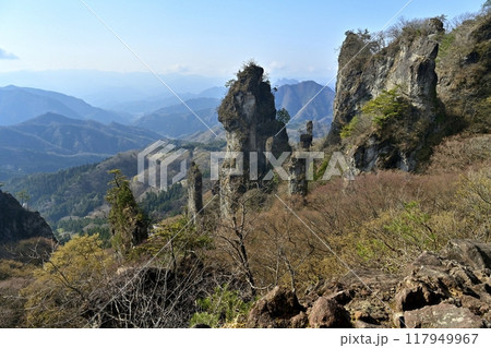妙義山第四石門前広場からの第二石門や見晴台などの岩峰 117949967