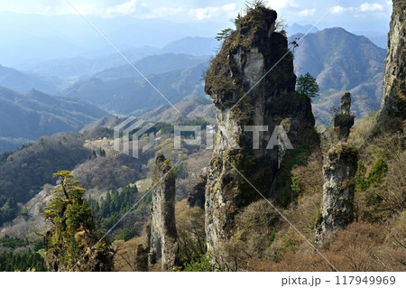 妙義山第四石門前広場からの第二石門や見晴台などの岩峰 117949969