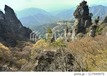 妙義山第四石門前広場からの第二石門や見晴台などの岩峰 117949970