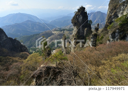 妙義山第四石門前広場からの第二石門や見晴台などの岩峰 妙義山第四石門前広場からの第二石門や見晴台などの岩峰 117949971