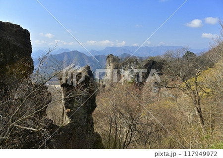 妙義山大砲岩への尾根道からの見晴台の岩峰と荒船山を遠望 117949972