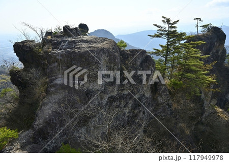 妙義山大砲岩への尾根道からの天狗のひょうていの岩峰 117949978