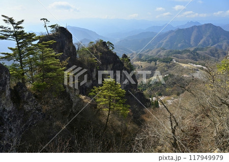 妙義山大砲岩への尾根道から岩峰にさくらの里 妙義山大砲岩への尾根道から岩峰にさくらの里 117949979