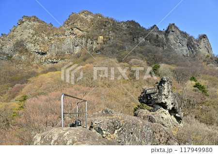妙義山大砲岩の尾根道から胎内くぐりの岩峰に金洞山 妙義山大砲岩の尾根道から胎内くぐりの岩峰に金洞山 117949980