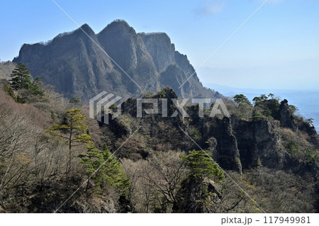 妙義山大砲岩の尾根道から白雲山と岩峰群 117949981