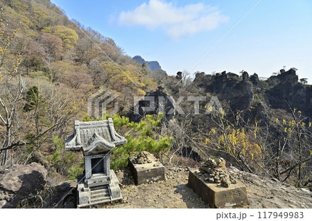 妙義山石門巡りコースの見晴台の祠に第四石門と大砲岩の岩峰 妙義山石門巡りコースの見晴台の祠に第四石門と大砲岩の岩峰 117949983