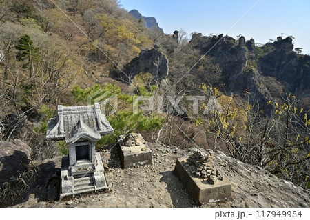 妙義山石門巡りコースの見晴台の祠に第四石門と大砲岩の岩峰 妙義山石門巡りコースの見晴台の祠に第四石門と大砲岩の岩峰 117949984