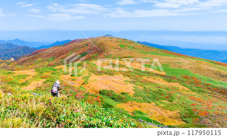秋の焼石岳登山（焼石岳山頂）：東焼石岳方面の眺め 117950115