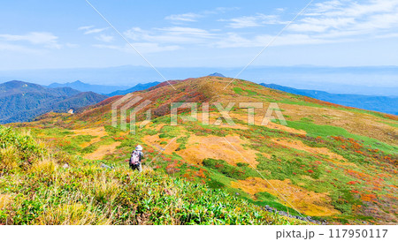 秋の焼石岳登山（焼石岳山頂）：東焼石岳方面の眺め 117950117