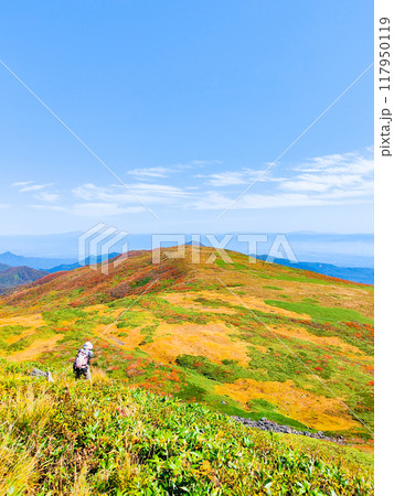 秋の焼石岳登山（焼石岳山頂）：東焼石岳方面の眺め 117950119