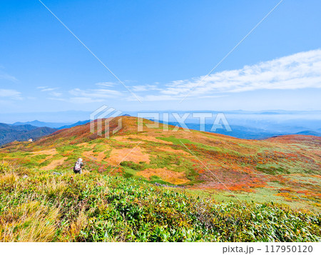 秋の焼石岳登山（焼石岳山頂）：東焼石岳方面の眺め 117950120