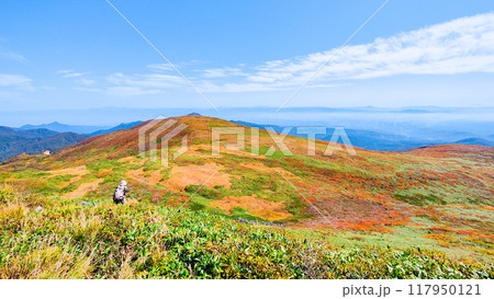 秋の焼石岳登山（焼石岳山頂）：東焼石岳方面の眺め 117950121