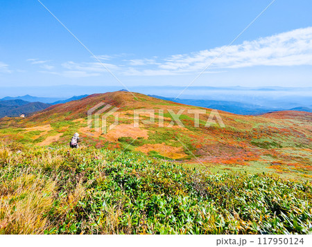秋の焼石岳登山（焼石岳山頂）：東焼石岳方面の眺め 117950124