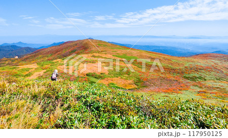 秋の焼石岳登山（焼石岳山頂）：東焼石岳方面の眺め 117950125