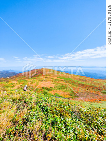 秋の焼石岳登山（焼石岳山頂）：東焼石岳方面の眺め 117950126