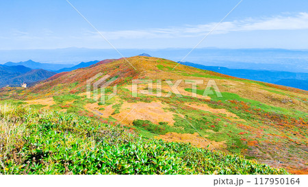 秋の焼石岳登山（焼石岳山頂）：東焼石岳方面の眺め 117950164