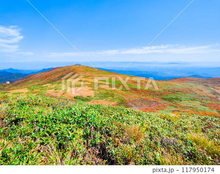 秋の焼石岳登山（焼石岳山頂）：東焼石岳方面の眺め 117950174
