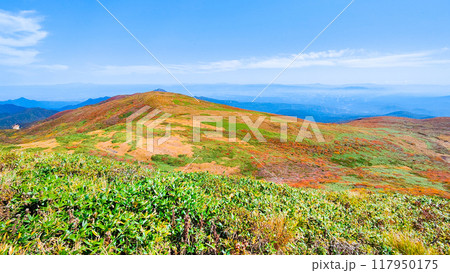 秋の焼石岳登山（焼石岳山頂）：東焼石岳方面の眺め 117950175