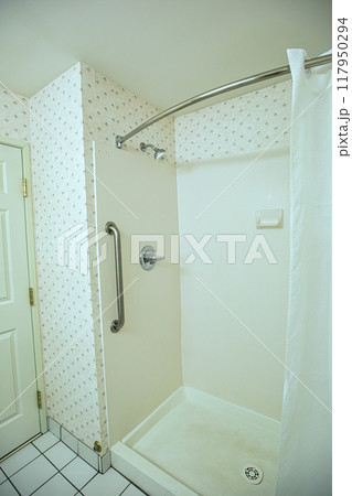 アメリカモーテルの清潔感のある浴室 117950294