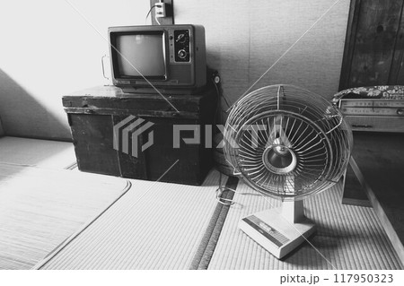 昭和レトロな家電が置かれた懐かしのモノクロ風景 昭和レトロな家電が置かれた懐かしのモノクロ風景 117950323