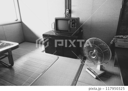 昭和レトロな家電が置かれた懐かしのモノクロ風景 昭和レトロな家電が置かれた懐かしのモノクロ風景 117950325