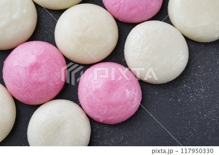 黒背景の紅白丸餅　コピースペースあり 117950330