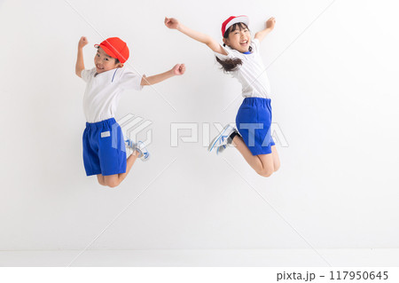 体操着を着てジャンプする子供　JUMP 117950645