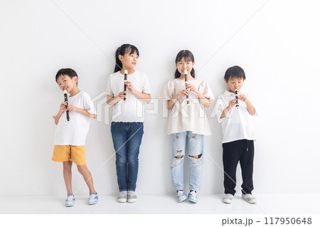リコーダーを吹く小学生 117950648