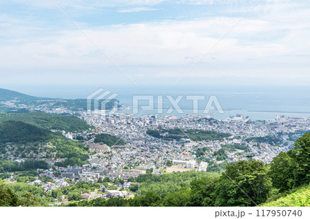 北海道小樽市 夏の北海道 小樽天狗山展望台から望む人気の観光地 小樽の街並み 北海道小樽市 夏の北海道 小樽天狗山展望台から望む人気の観光地 小樽の街並み 117950740