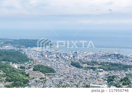 北海道小樽市 夏の北海道 小樽天狗山展望台から望む人気の観光地 小樽の街並み 北海道小樽市 夏の北海道 小樽天狗山展望台から望む人気の観光地 小樽の街並み 117950746