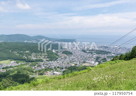 北海道小樽市　夏の北海道　小樽天狗山展望台から望む人気の観光地　小樽の街並み 117950754