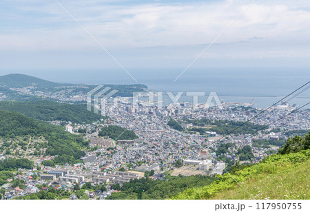 北海道小樽市 夏の北海道 小樽天狗山展望台から望む人気の観光地 小樽の街並み 北海道小樽市 夏の北海道 小樽天狗山展望台から望む人気の観光地 小樽の街並み 117950755